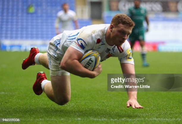 Sam Simmons of Exeter Chiefs scores the teams second ty during the Aviva Premiership match between London Irish and Exeter Chiefs at Madejski Stadium...