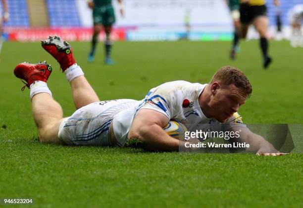 Sam Simmons of Exeter Chiefs scores the teams second ty during the Aviva Premiership match between London Irish and Exeter Chiefs at Madejski Stadium...
