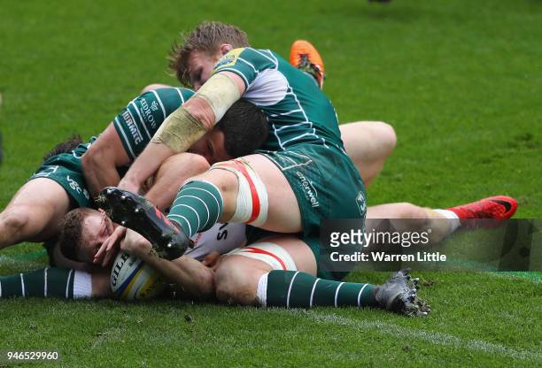 Sam Simmons of Exeter Chiefs flights his way over the try line to score during the Aviva Premiership match between London Irish and Exeter Chiefs at...