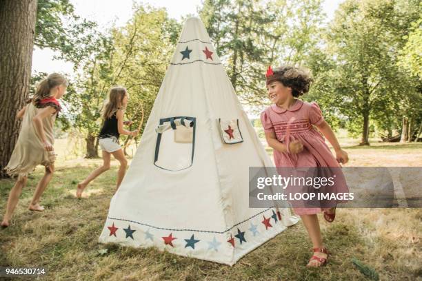 young children play games outside in the sunshine - wigwam stockfoto's en -beelden