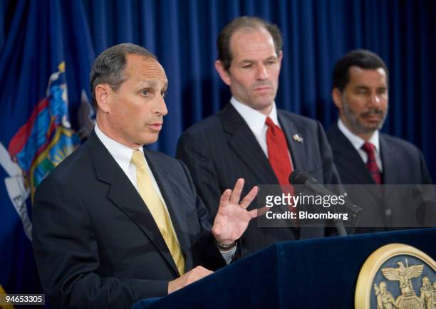 Elliot Sander, left, executive director of New York's Metropolitan Transportation Authority, speaks at a news briefing on the condition of New York...
