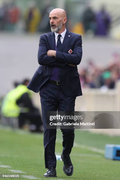 Stefano Pioli manager of AFC Fiorentina gestures during the serie A match between ACF Fiorentina and Spal at Stadio Artemio Franchi on April 15, 2018...