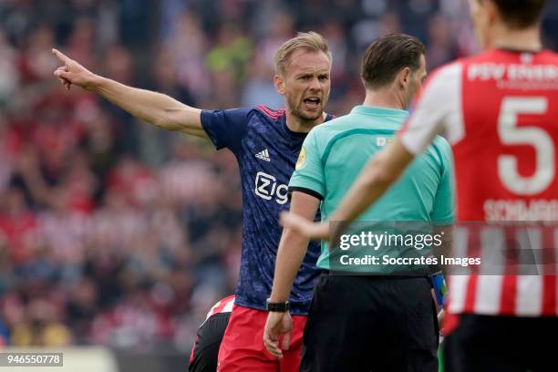 Siem de Jong of Ajax, referee Danny Makkelie during the Dutch Eredivisie match between PSV v Ajax at the Philips Stadium on April 15, 2018 in...