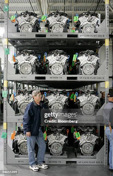 General Motors Engine Racks V 6 Vvt Engine Photos and Premium High Res Pictures - Getty Images