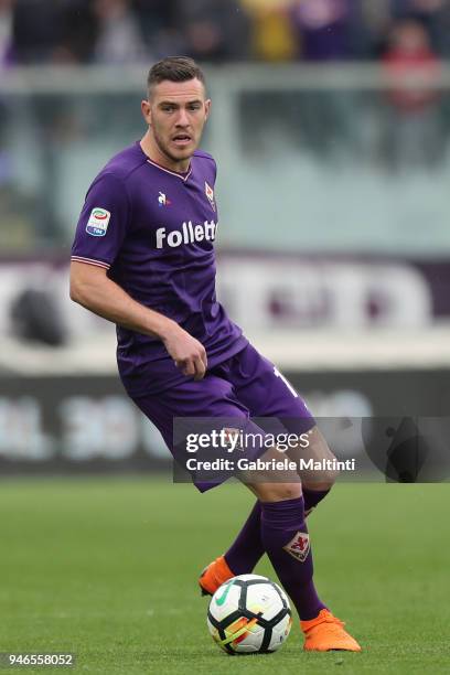 Jordan Veretout of ACF Fiorentina in action during the serie A match between ACF Fiorentina and Spal at Stadio Artemio Franchi on April 15, 2018 in...