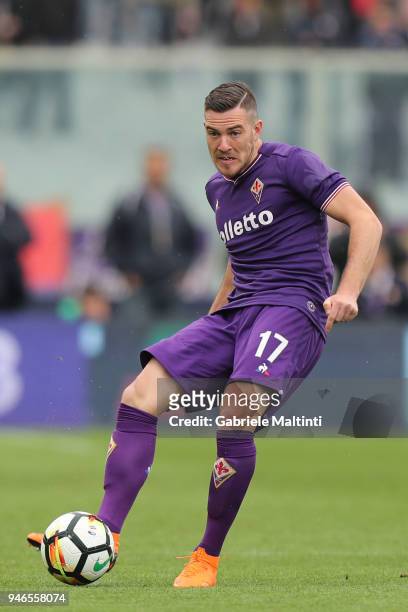 Jordan Veretout of ACF Fiorentina in action during the serie A match between ACF Fiorentina and Spal at Stadio Artemio Franchi on April 15, 2018 in...