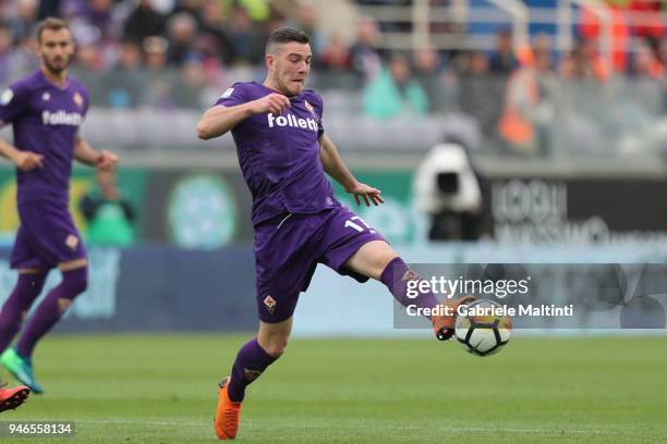 Jordan Veretout of ACF Fiorentina in action during the serie A match between ACF Fiorentina and Spal at Stadio Artemio Franchi on April 15, 2018 in...