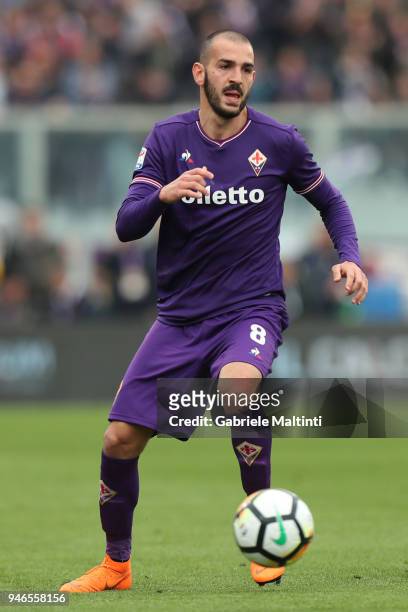 Riccardo Saponara of ACF Fiorentina in action during the serie A match between ACF Fiorentina and Spal at Stadio Artemio Franchi on April 15, 2018 in...