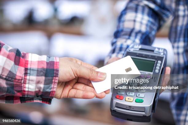 men pay by credit card - poes stock-fotos und bilder