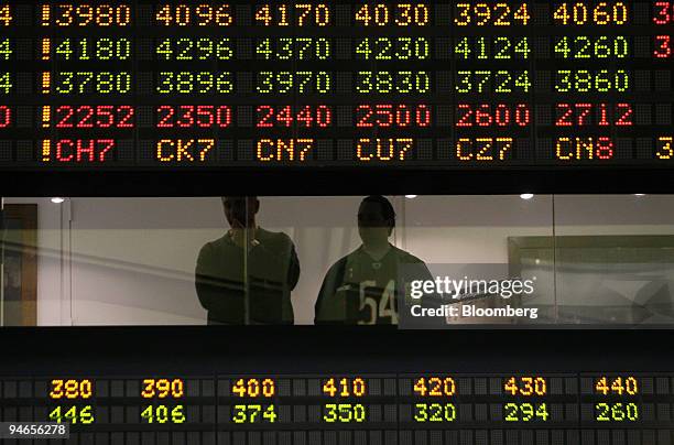 Trader, right, wears a Chicago Bears Brian Urlacher jersey at the Chicago Board of Trade in Chicago, Illinois, on Friday, Feb. 2, 2007. Chicago is...