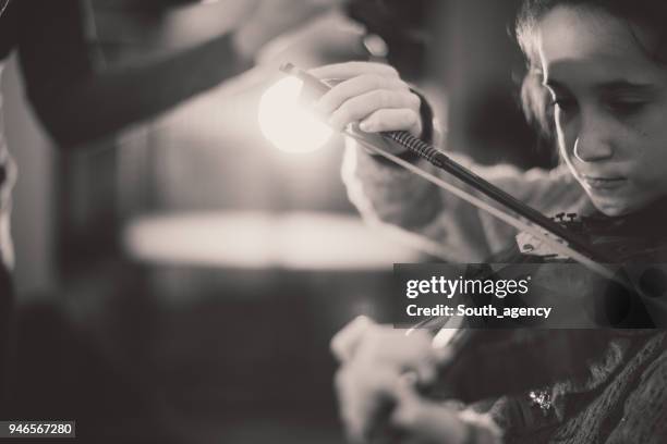 girl in music school - violino imagens e fotografias de stock