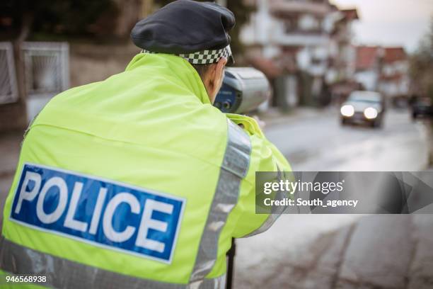 politieagent snelheid overvullen - lasergun stockfoto's en -beelden