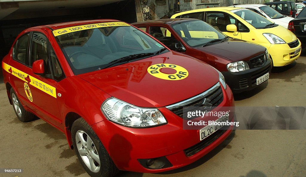 Maruti Suzuki India Lts. 800 demo cars are parked at a deale