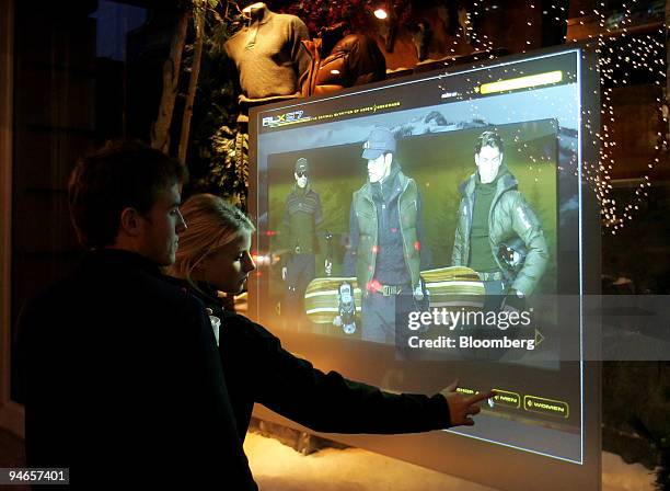 Interactive Window Display Photos and Premium High Res Pictures - Getty ...