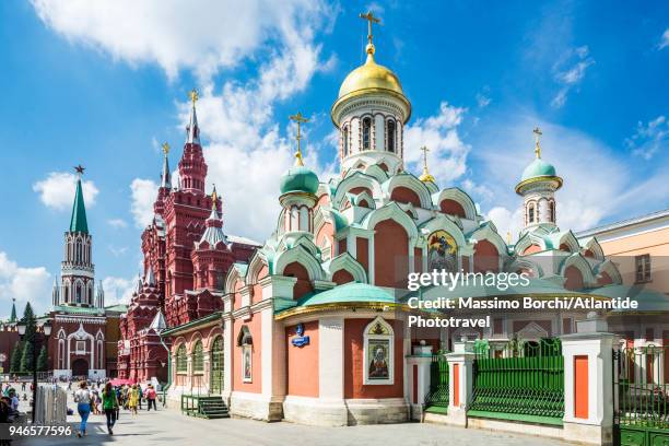 red square, the kazan cathedral, the state historical museum and nikolskaya tower (st. nicholas tower) on the background - torre de st nicholas imagens e fotografias de stock