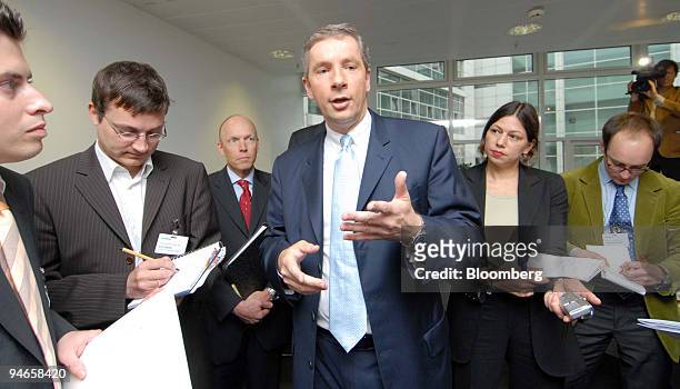 Klaus Kleinfeld Siemens AG chief executive speaks to reporters prior to their semi annual press conference in Munich, Germany, Thursday, April 27,...