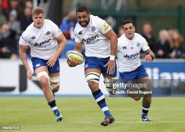 Taulupe Faletau of Bath charges upfield during the Aviva Premiership match between Saracens and Bath Rugby at Allianz Park on April 15, 2018 in...