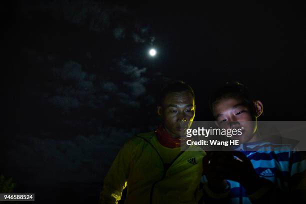 Wang chao and Wang Runxi On the 18th day of the trip. Wang Runxi uses his dad's phone to try to find a hotel for the night, in Guxiang Village of...