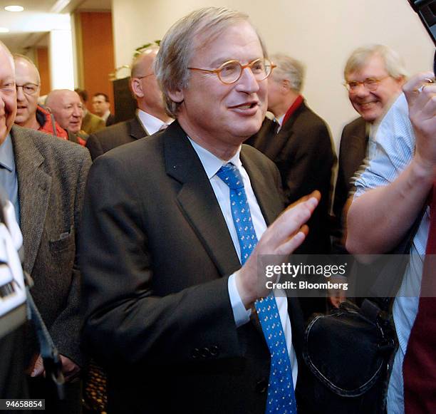 Rob van den Bergh, centre, VNU NV chief executive officer arrives for their extraordinary general meeting in Amsterdam, The Netherlands, Tuesday,...