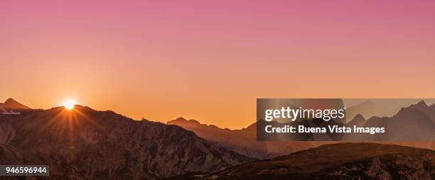 sunrise over a mountain range - mountain sunrise stock pictures, royalty-free photos & images