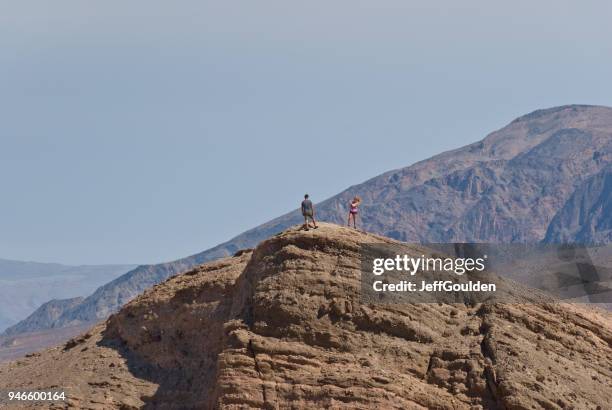 excursionistas tomando una foto a zabriskie point - jeff goulden fotografías e imágenes de stock