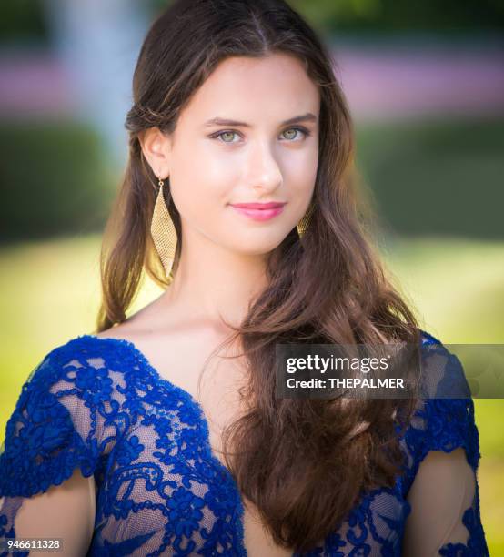 chica dulce dieciséis - sólo una adolescente fotografías e imágenes de stock