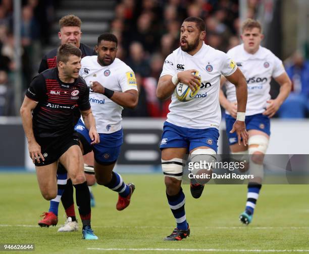 Taulupe Faletau of Bath charges upfield during the Aviva Premiership match between Saracens and Bath Rugby at Allianz Park on April 15, 2018 in...