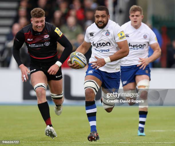 Taulupe Faletau of Bath charges upfield during the Aviva Premiership match between Saracens and Bath Rugby at Allianz Park on April 15, 2018 in...
