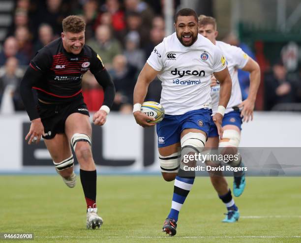 Taulupe Faletau of Bath charges upfield during the Aviva Premiership match between Saracens and Bath Rugby at Allianz Park on April 15, 2018 in...