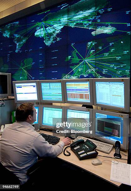 Network Control Officers Network Operations Center Fotografías e imágenes de stock - Getty Images