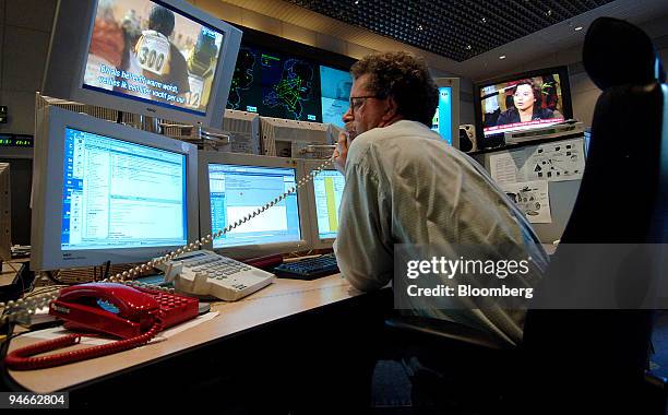 Network Control Officers 1,148 Network Operations Center Stock Photos, High-Res Pictures, and ...
