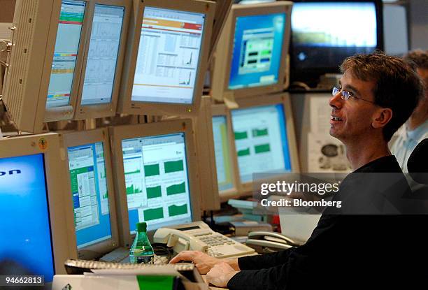 Network Control Officers 1,388 Network Operations Center Stock Photos, High-Res Pictures, and ...
