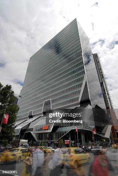 Traffic and pedestrians move past the headquarters of BHP Billiton Ltd. In Melbourne, Australia, on Monday, Nov. 26, 2007. BHP Billiton Ltd., the...