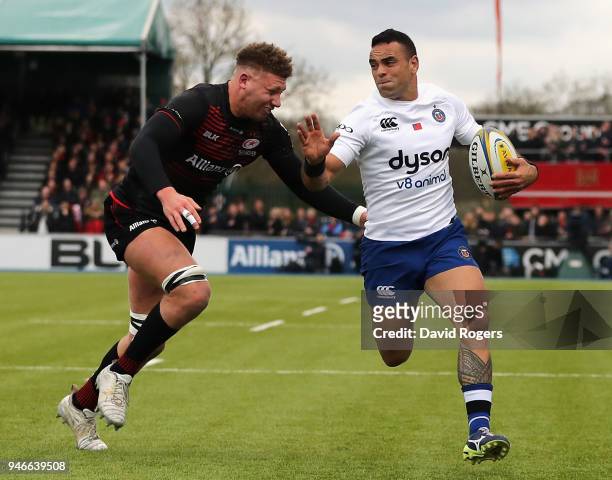 Nick Isiekwe of Saracens puts in a last ditch try saving tackle on Kahn Fotuali'i during the Aviva Premiership match between Saracens and Bath Rugby...