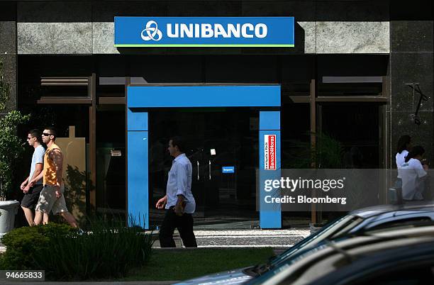 Pedestrians walk past a Unibanco, Uniao de Bancos Brasileiros S.A., bank branch in Sao Paulo, Brazil, on Tuesday, Nov. 20, 2007. Unibanco, a Sao...