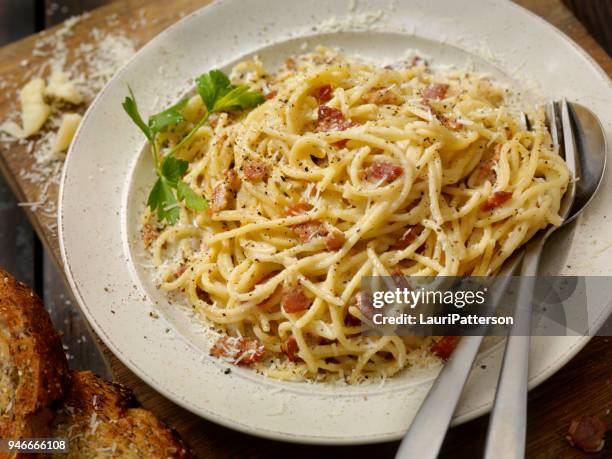 spaghetti carbonara con pan con ajo - salsa carbonara fotografías e imágenes de stock