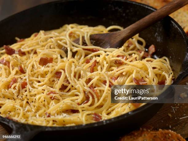 spaghetti carbonara with garlic bread - carbonara sauce stock pictures, royalty-free photos & images