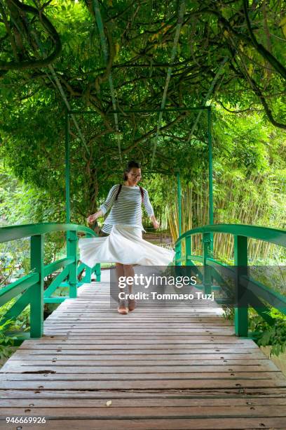 asian girl in the garden - ninfea stockfoto's en -beelden