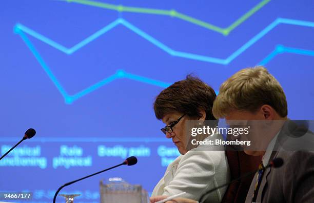 Terry Davis, of Louisiana State University Health Sciences Center, left, and Alexander Krist, of Virginia Commonwealth University, listen to a...