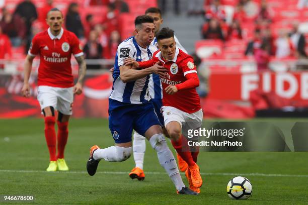 Porto Midfielder Hector Herrera from Mexico and SL Benfcas Midfielder Franco Cervi from Argentina during the Premier League 2017/18 match between SL...