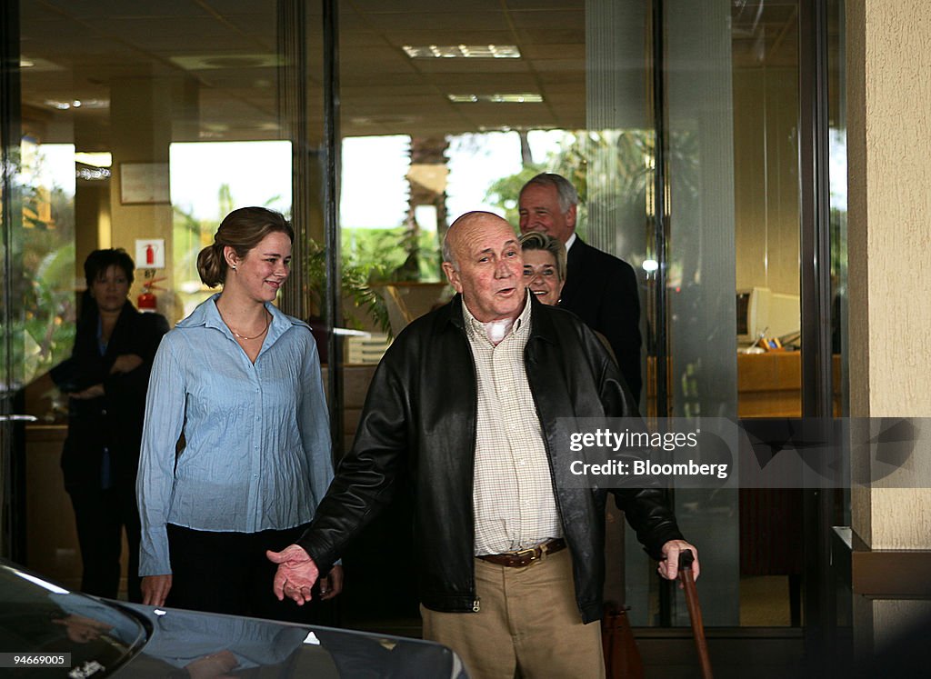 Former South African President Frederik Willem de Klerk, cen