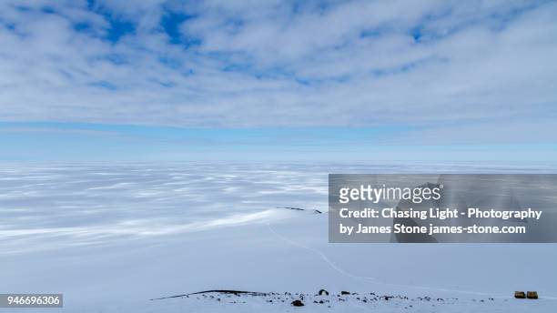 haaglunds with vast empty ice sheet leading out to the horizon, antarctica - poolkap stockfoto's en -beelden