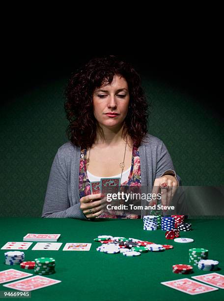 young woman playing texas hold'em poker. - parsons green photos et images de collection