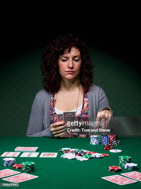 young woman playing texas hold'em poker. - parsons green foto e immagini stock