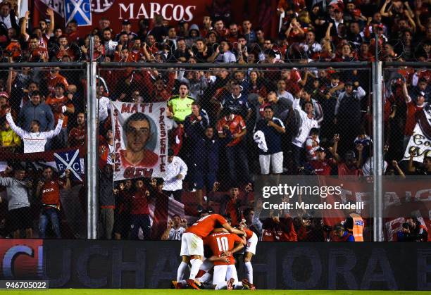 Martin Benitez of Independiente celebrates with teammates after scoring the first goal of his team during a match between Independiente and Boca...