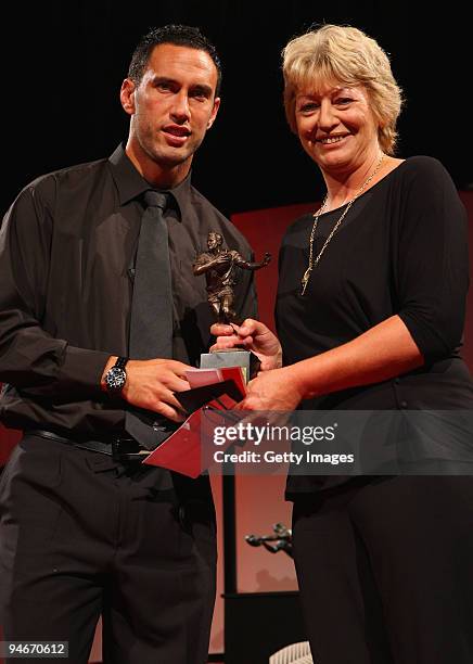 Sam Crawshaw presents Zar Lawrence with the Richard Crawshaw Memorial Sevens Player of the Year during the 2009 Steinlager New Zealand Rugby Awards...