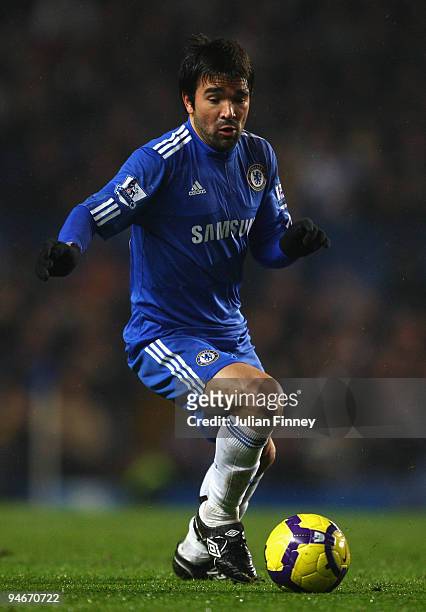Deco of Chelsea in action during the Barclays Premier League match between Chelsea and Portsmouth at Stamford Bridge on December 16, 2009 in London,...