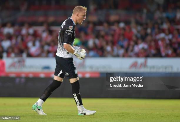 Goalkeeper William Yarbrough of Leon celebrates after Mauro Boselli scored the first goal of his team during the 15th round match between Veracruz...