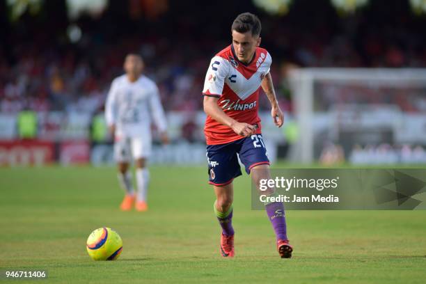 Adrian Luna of Veracruz drives the ball during the 15th round match between Veracruz and Leon as part of the Torneo Clausura 2018 Liga MX at Luis...