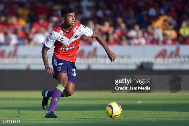 Wilder Cartagena of Veracruz drives the ball during the 15th round match between Veracruz and Leon as part of the Torneo Clausura 2018 Liga MX at...